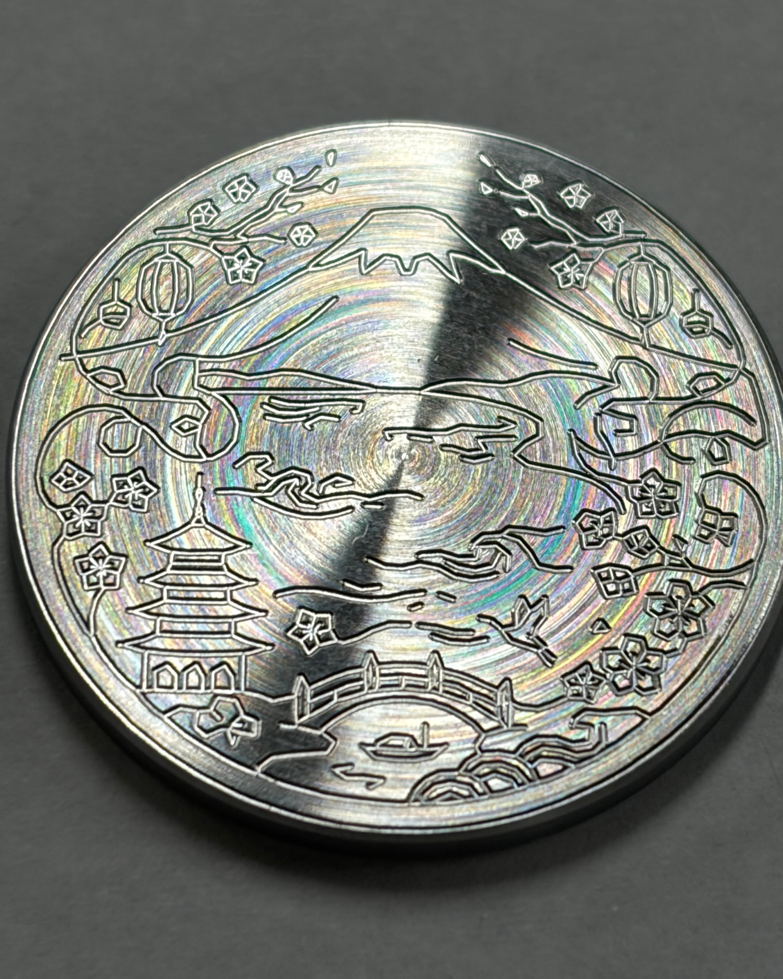 切込み0.05mmの丸形金属彫刻サンプル