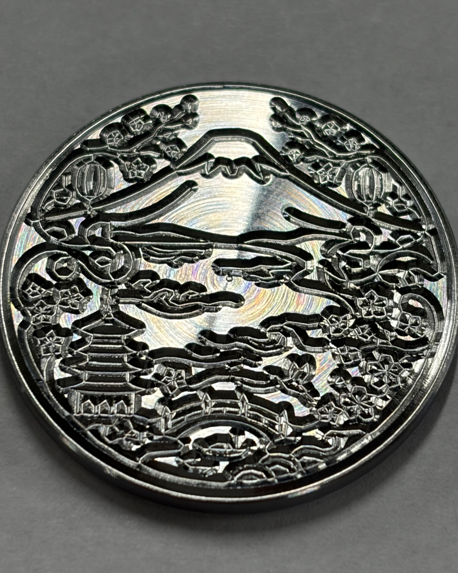 切込み0.25mmの丸形金属彫刻サンプル